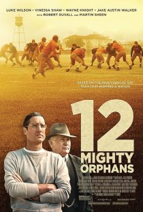 فیلم 12 Mighty Orphans 2021 1 MV5BNjIwNDlmMTMtNmZiNS00NzA2LTg5YmYtZjQ1NTNmM2JjNzFmXkEyXkFqcGc@. V1 SX500